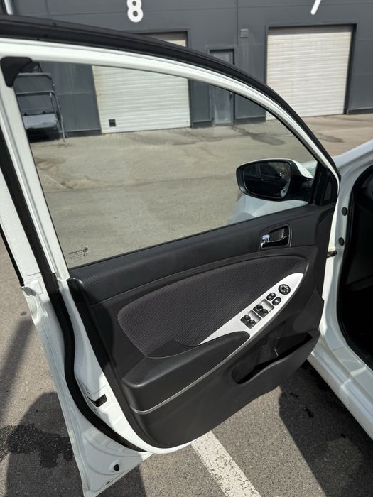 Hyundai accent 2012