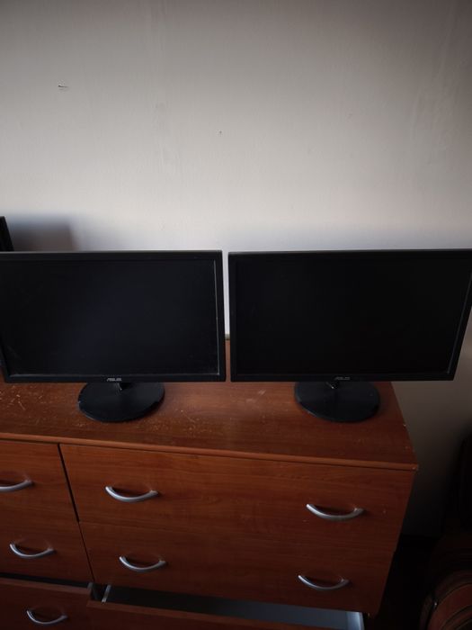 Selling 2 monitors461308039896115202
