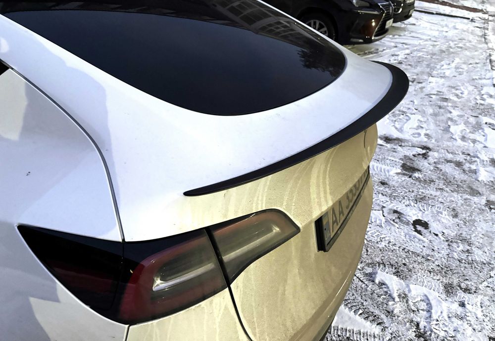 Спойлер тонкий чорний глянець Tesla Model Y / ABS пластик