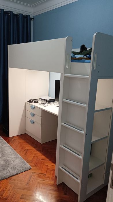 Cama alta com secretária IKEA