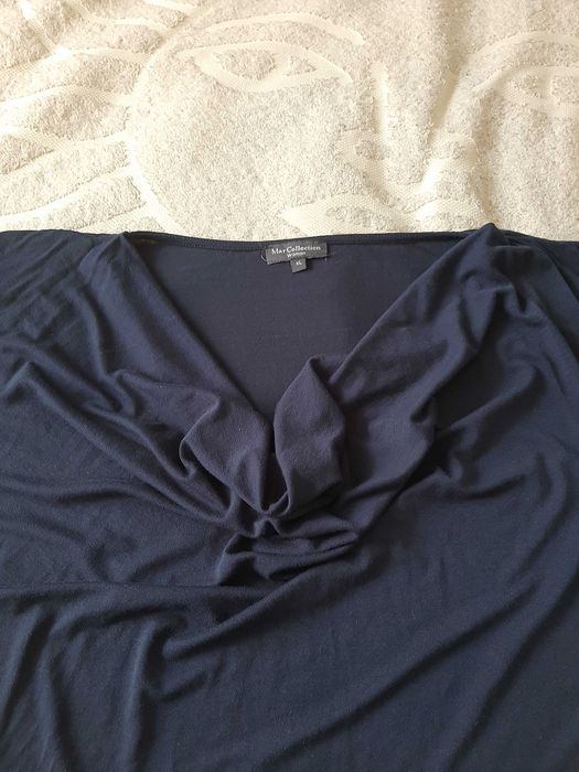 Красивая темно-синяя футболка с драпировкой