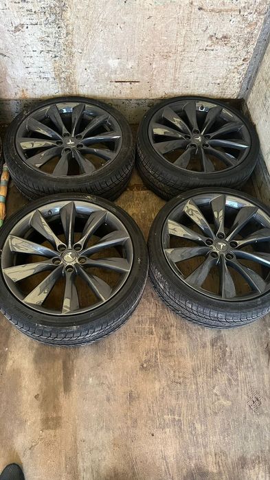 Колеса в комплекте Tesla Model S - оригинальные R21всесезонными шинами