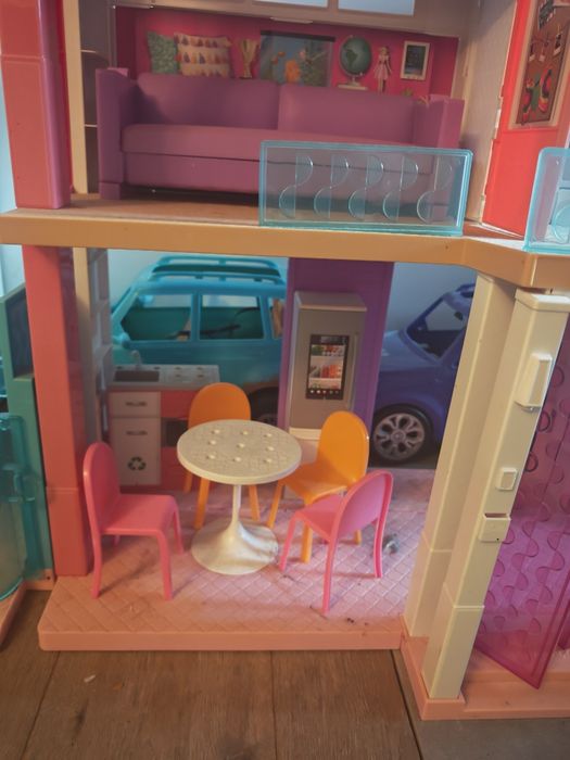 Duży domek Barbie z wyposażeniem + 2 samochody