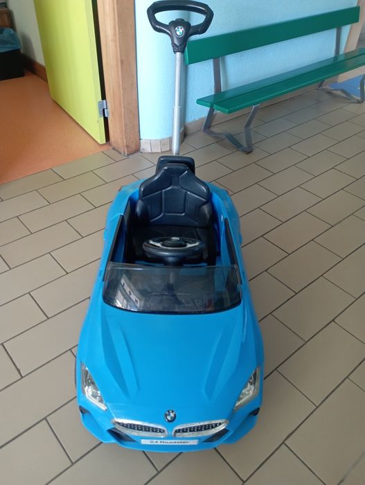 Carro criança BMW. Com pega que regula a direção. Paga na entrega.