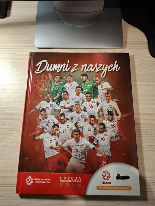 Książka z kartami piłkarzy "Dumni z naszych".