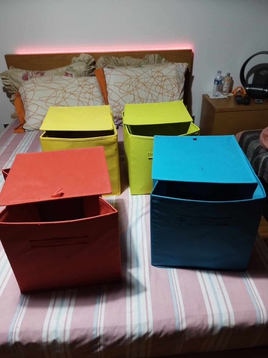 Puff em caixa coloridos
