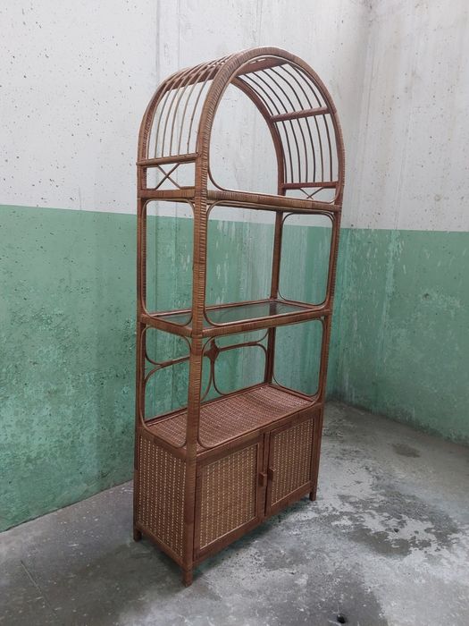 Estante Vintage dos Anos 60, em vime e vidro.