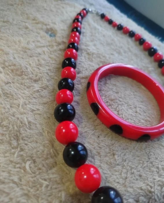 Conjunto colar e pulseira vermelho e preto