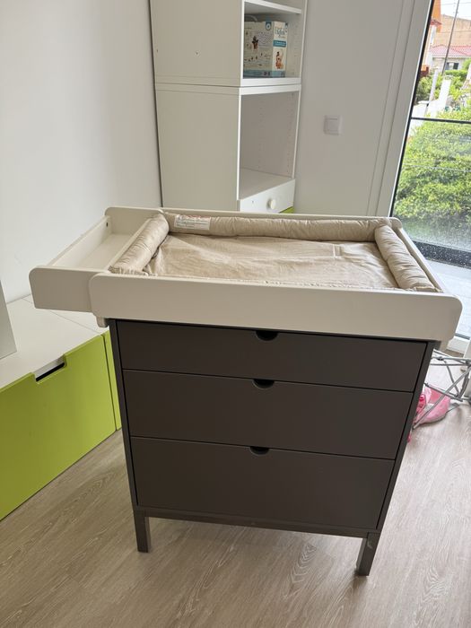 Cómoda Stokke Home + muda-fraldas para bebé