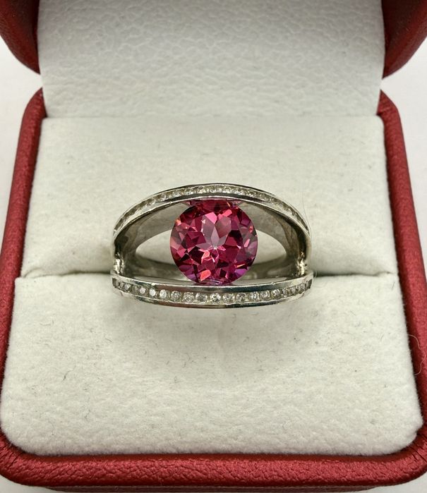 Złoty pierścionek z topazem 2,51ct i diamentami 0,13ct