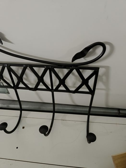 Cabide em metal, pintado de preto
