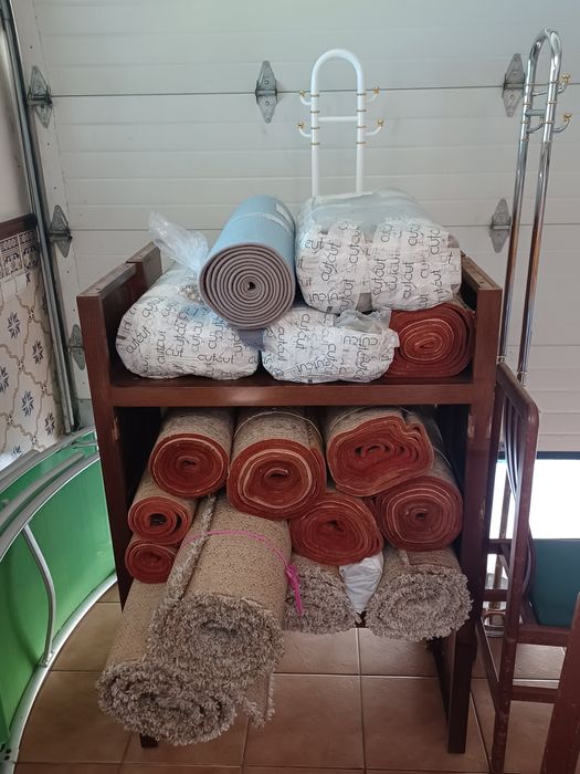 Vários tapetes, corredor, centro e escadas com fixadores para escad