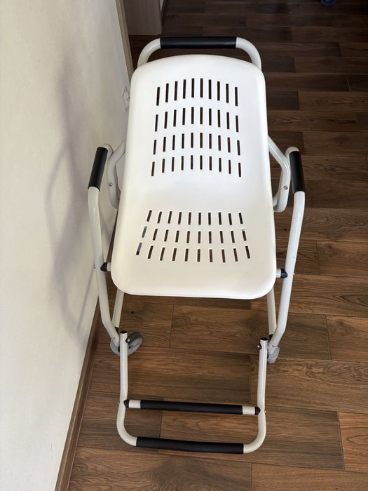 Wózek prysznicowy na kółkach