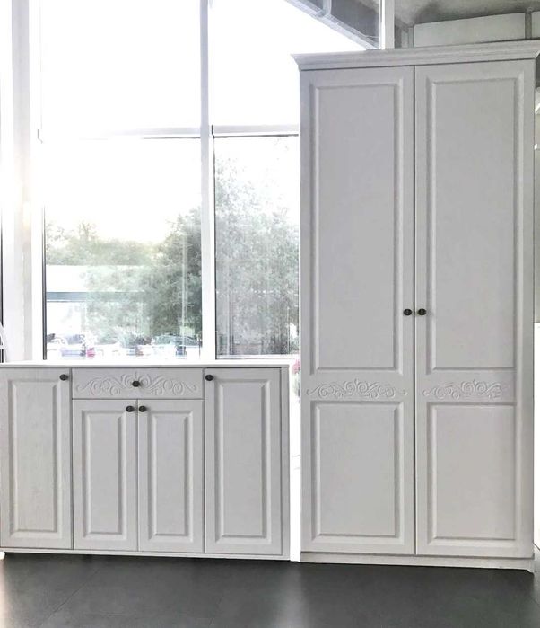 Білий передпокій Беатріс в сучасному класичному стилі