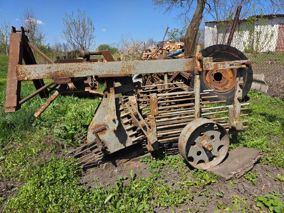 Трактор саморобний з інвентарем