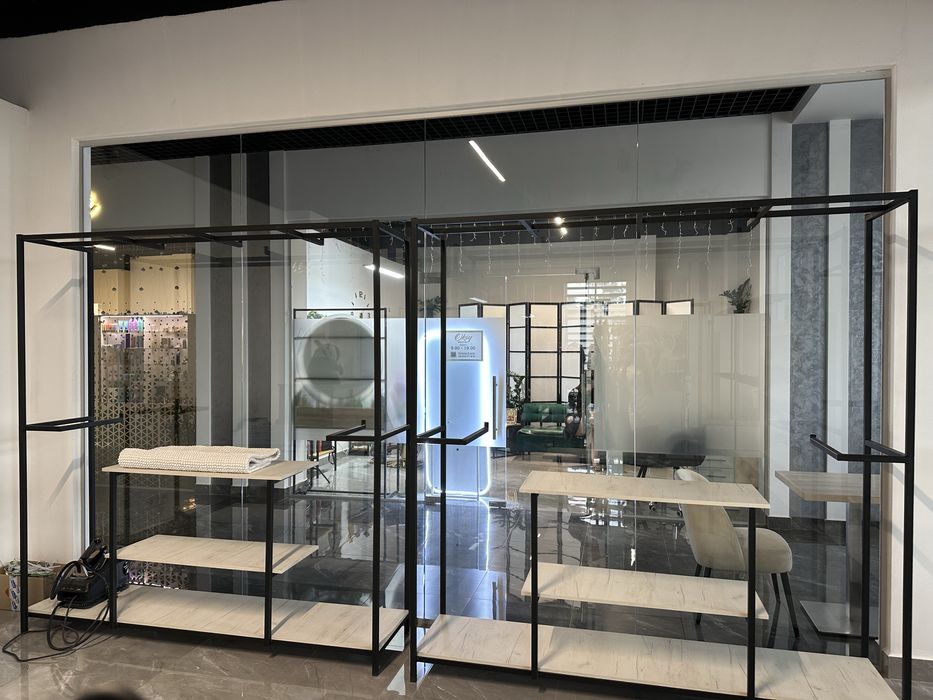 Стойки для одягу в магазин в ідеальному стані