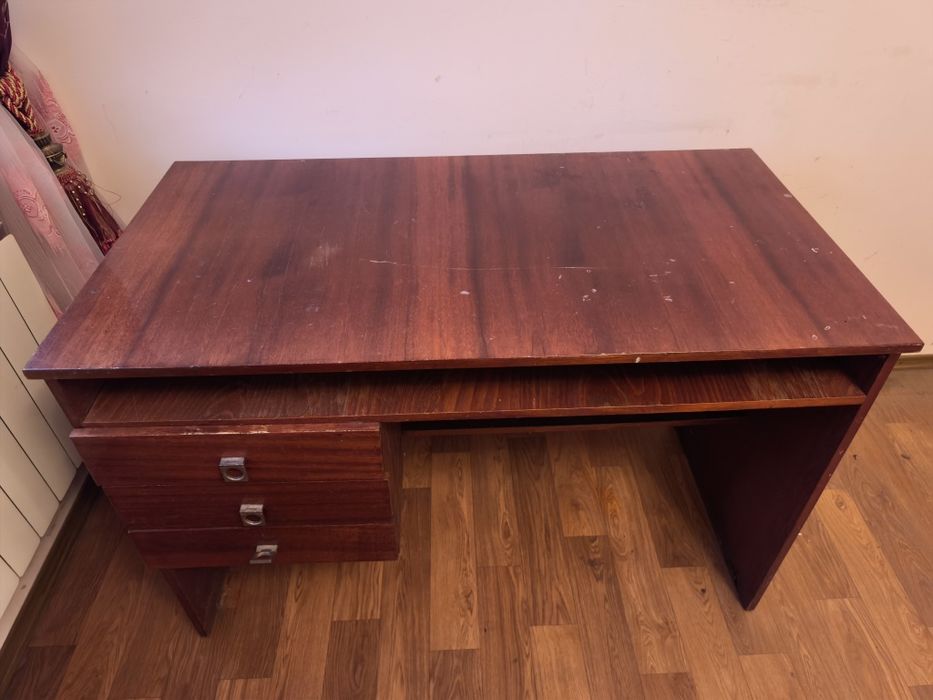 Мебель б/У . кровать 2 шт, шкаф, стол письменный, сервант, тумба.