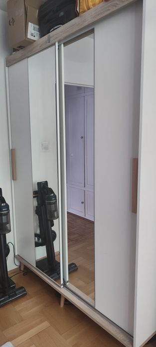 Szafa z drzwiami przesuwnymi i lustrem