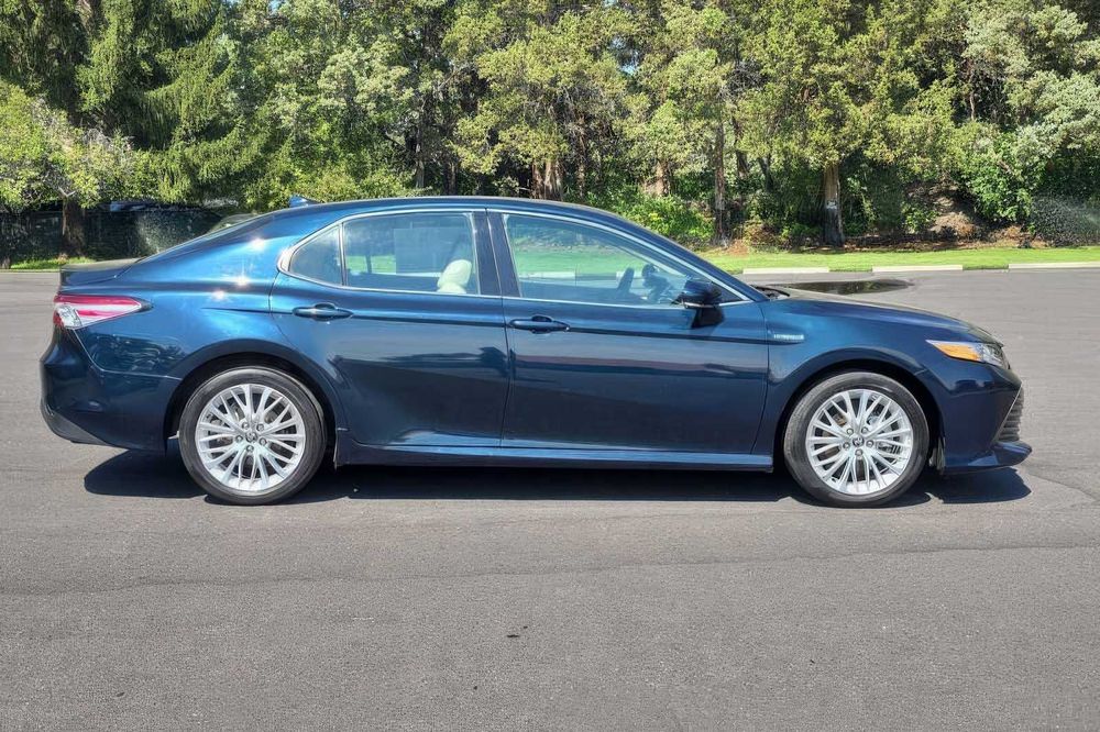 Toyota Camry Hybrid XLE      2020
