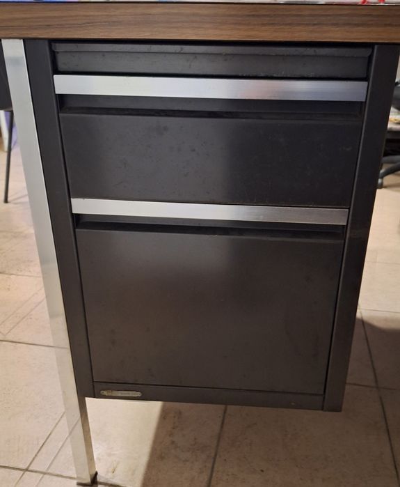 Secretária em metal e madeira - 1,85 m x 0,90 m x 0,75 m - Usada