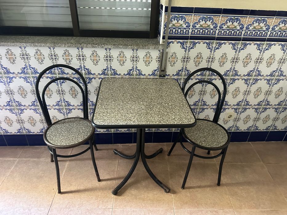 Mesas e cadeiras de café
