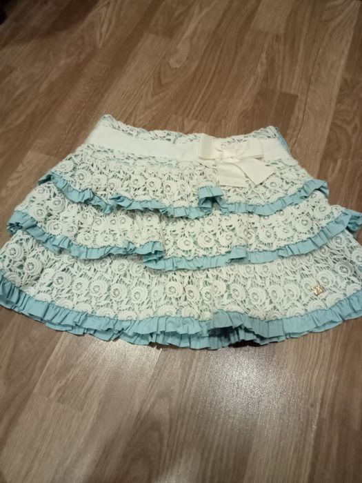 Minissaia com renda