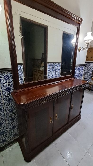 Aparador com espelho