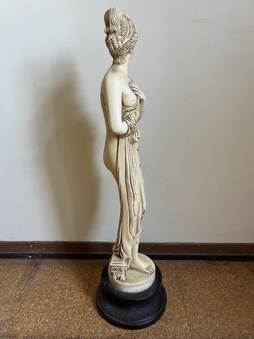 Escultura Feminina Clássica