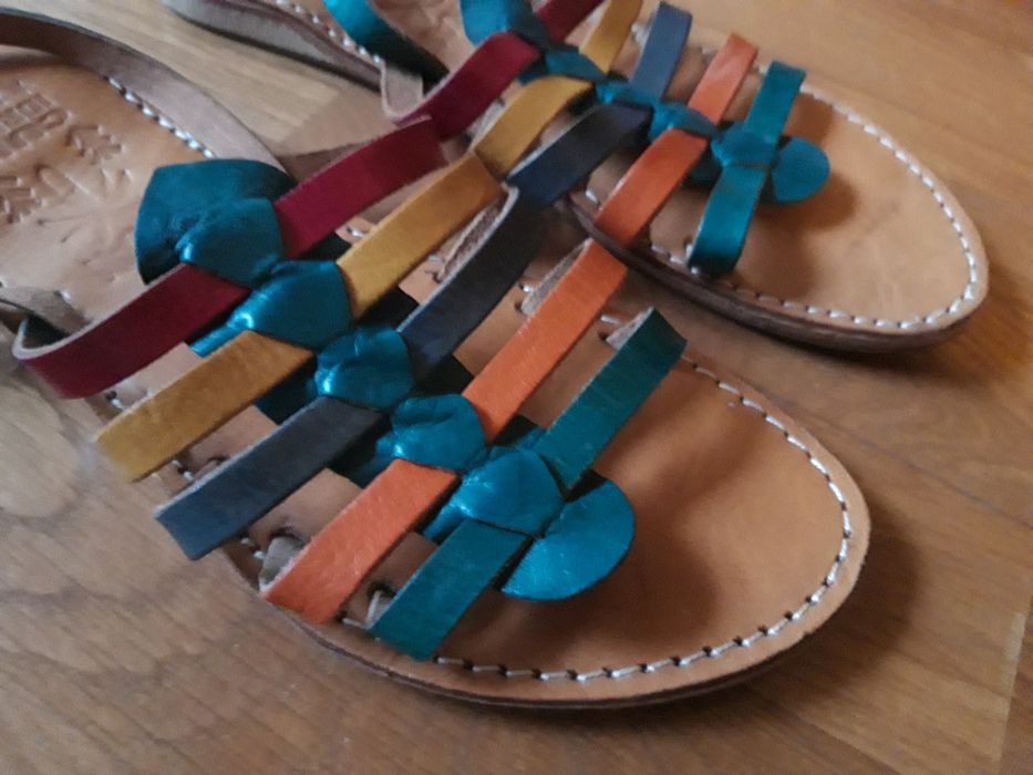 Sandálias de couro colorido de sola rasa (38)