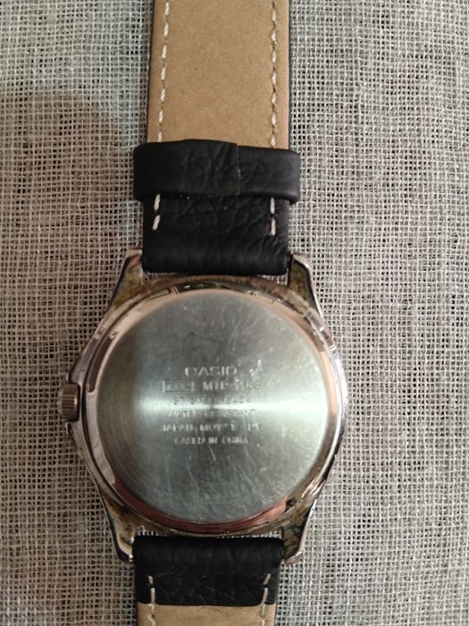 Relógio Casio com bracelete em pele genuína