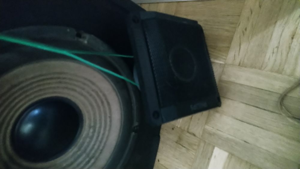 Skrzynka z glosnikami do auta lub domu