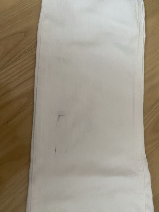 H&M biale jeansy z postrzępionymi nogawkami i przetarciami
