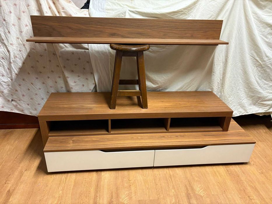 Móvel TV em MDF folha de nogueira com prateleira suspensa