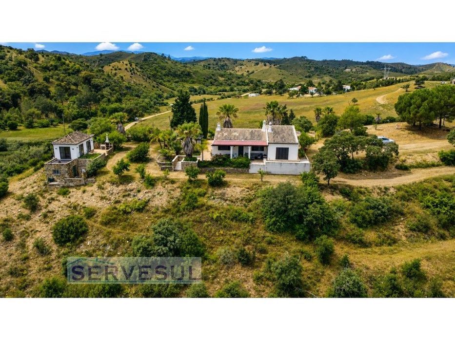 Quinta com 8,4 hectares, duas casas, arrecadações e barragem, local...