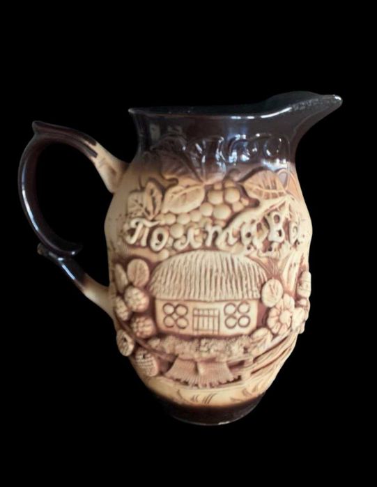 Глиняний глечик ручної роботи.