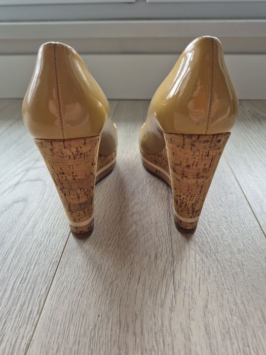 Prada Milano, peep toe, lakierowane czółenka, korkowa koturna rozm 38,5