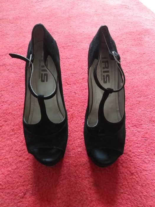 Sapato preto em camurça/peleaberto à frente,marca Iris,fabricado em PT