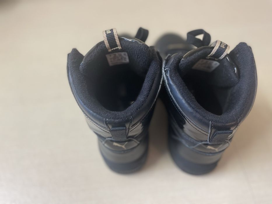 Кросівки жіночі