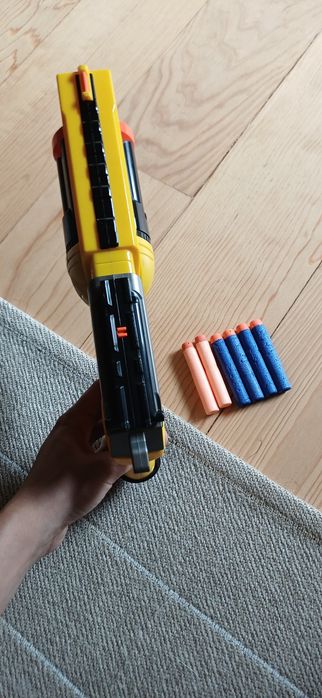 Lançador Nerf N-Strike Maverick REV-6 com dardos