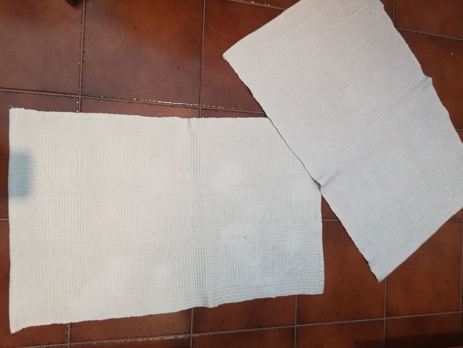 2 tapetes 90x65 brancos novo