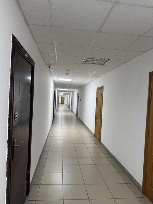 офісне приміщення 16м в офісному центрі. вул.Сахарова. Без комісії для орендаря!!! - Вид 4