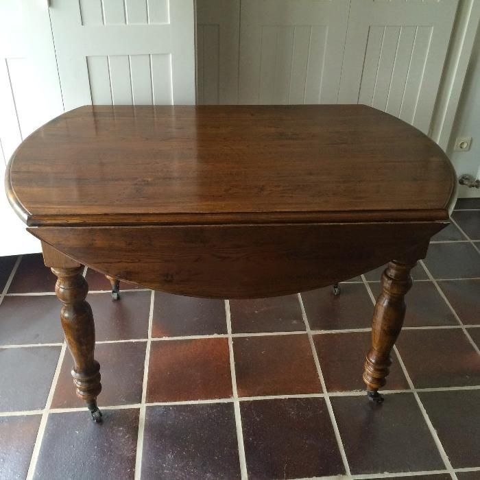 Mesa em madeira maciça de carvalho escurecido, 130cm diâmetro.