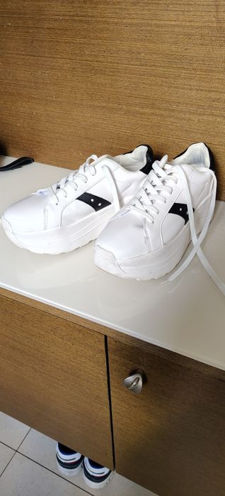 Sneakersy Bershka na platformie