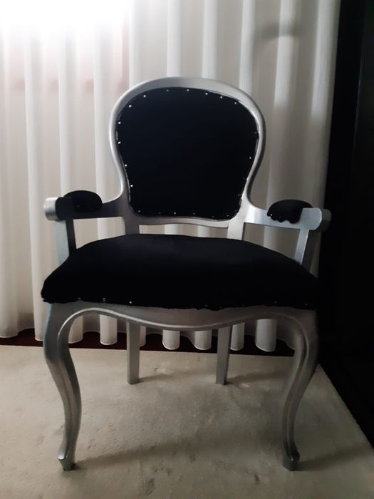 Cadeirão preto e prateado