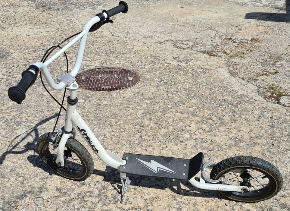 TROTINETE com pneus insufláveis, travões, descanso e outras maravilhas