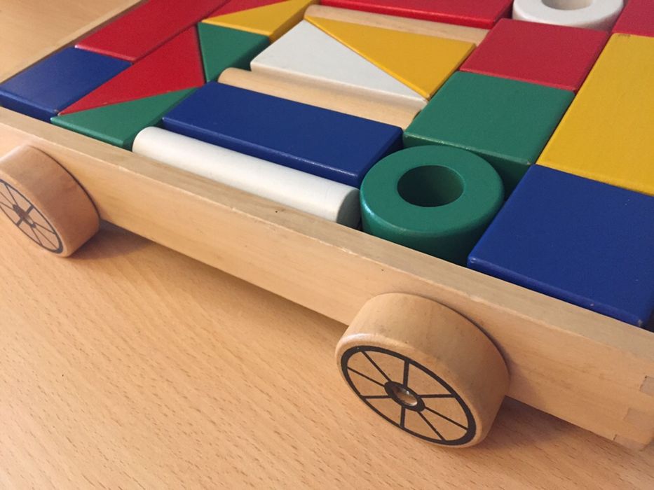 Carro com blocos de madeira para montar.