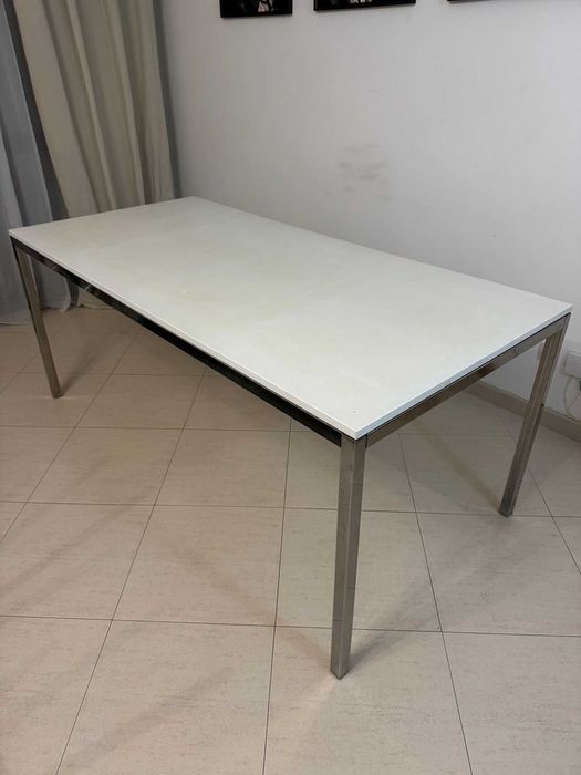 Mesa Retangular Branca com Estrutura Metálica