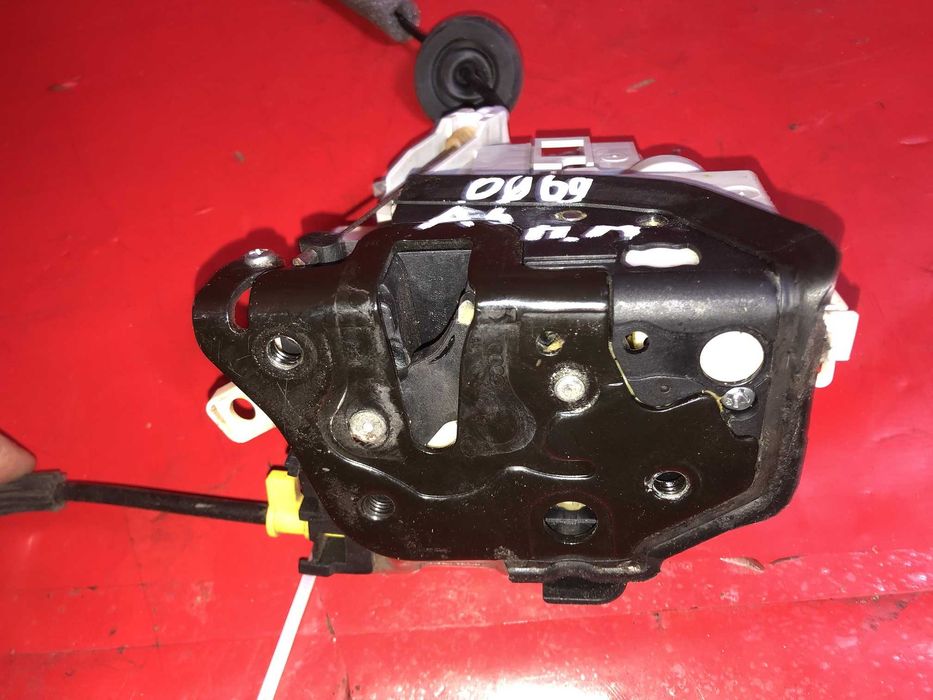 Замок дверей передньої правої Audi A6 4G C7  Седан 4 дв. 8J1837016C