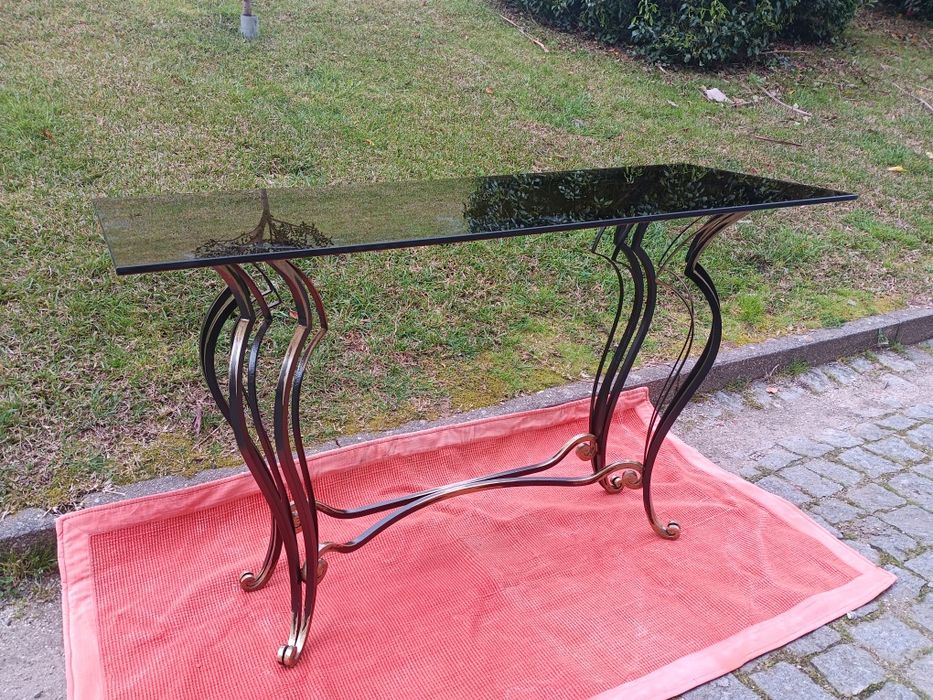 Belíssima mesa de apoio estilo vintage, estrutura em ferro fundido, tampo em vidro grés.
Medidas: 120/45/75cm altura