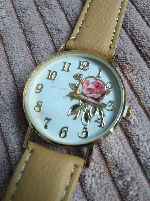 Damski zegarek analogowy beżowy